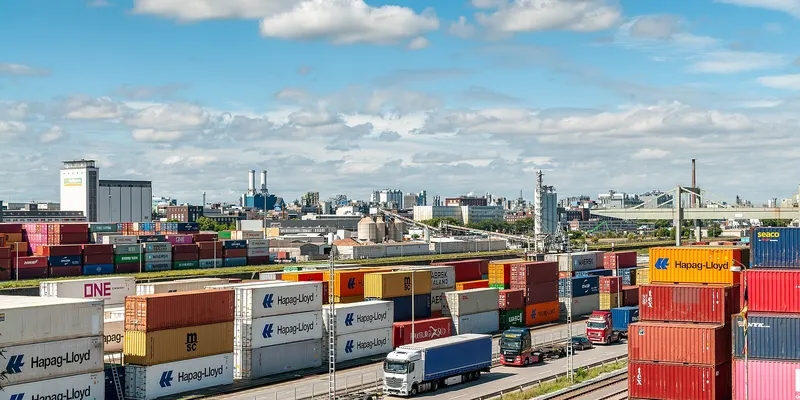 Un terminal à conteneurs avec un camion et des voies ferrées, au port de Mannheim.