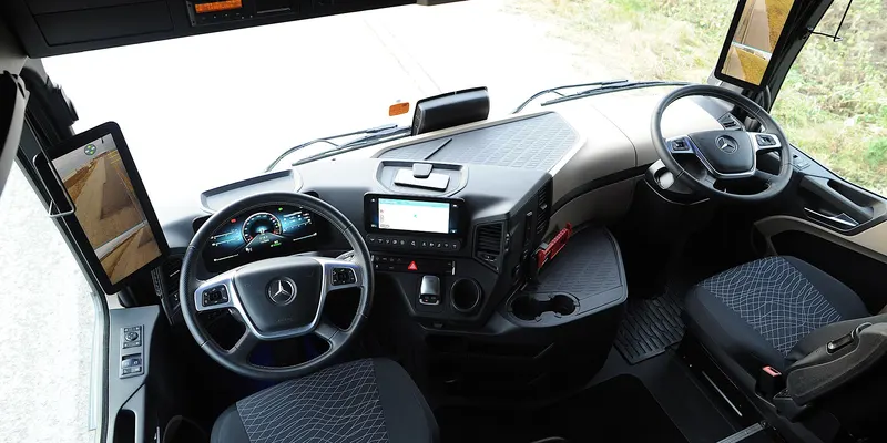 Le poste de conduite d’un tracteur routier récent.