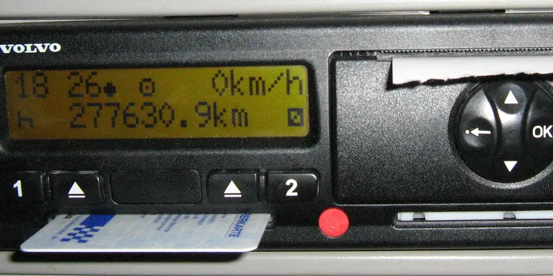 L’écran d’un chronotachygraphe numérique avec une carte de conducteur insérée.